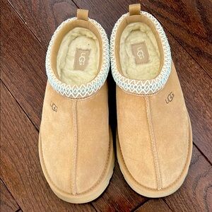 UGG Kids Tazz Sand size 3 never worn!